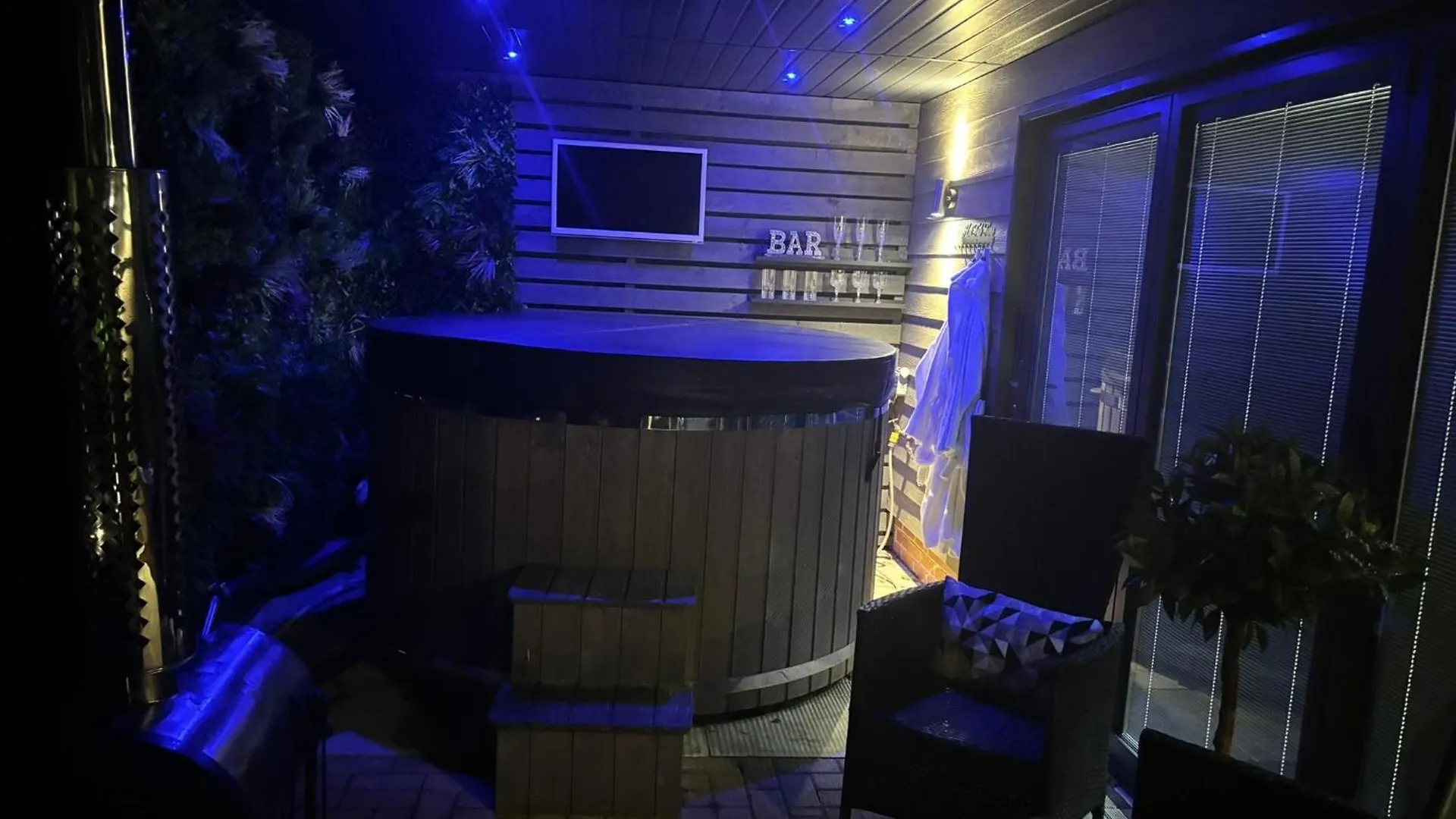 Sheffield-Apartment-Sleeps4-Parking-Hottub 英国
