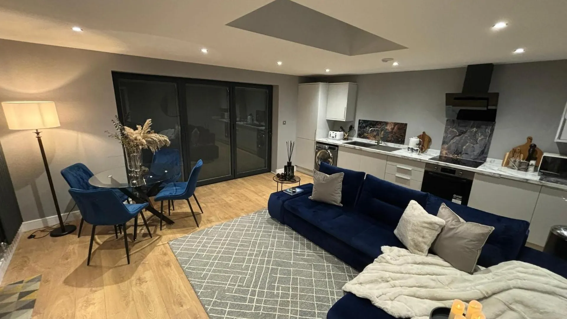 Sheffield-Apartment-Sleeps4-Parking-Hottub 公寓