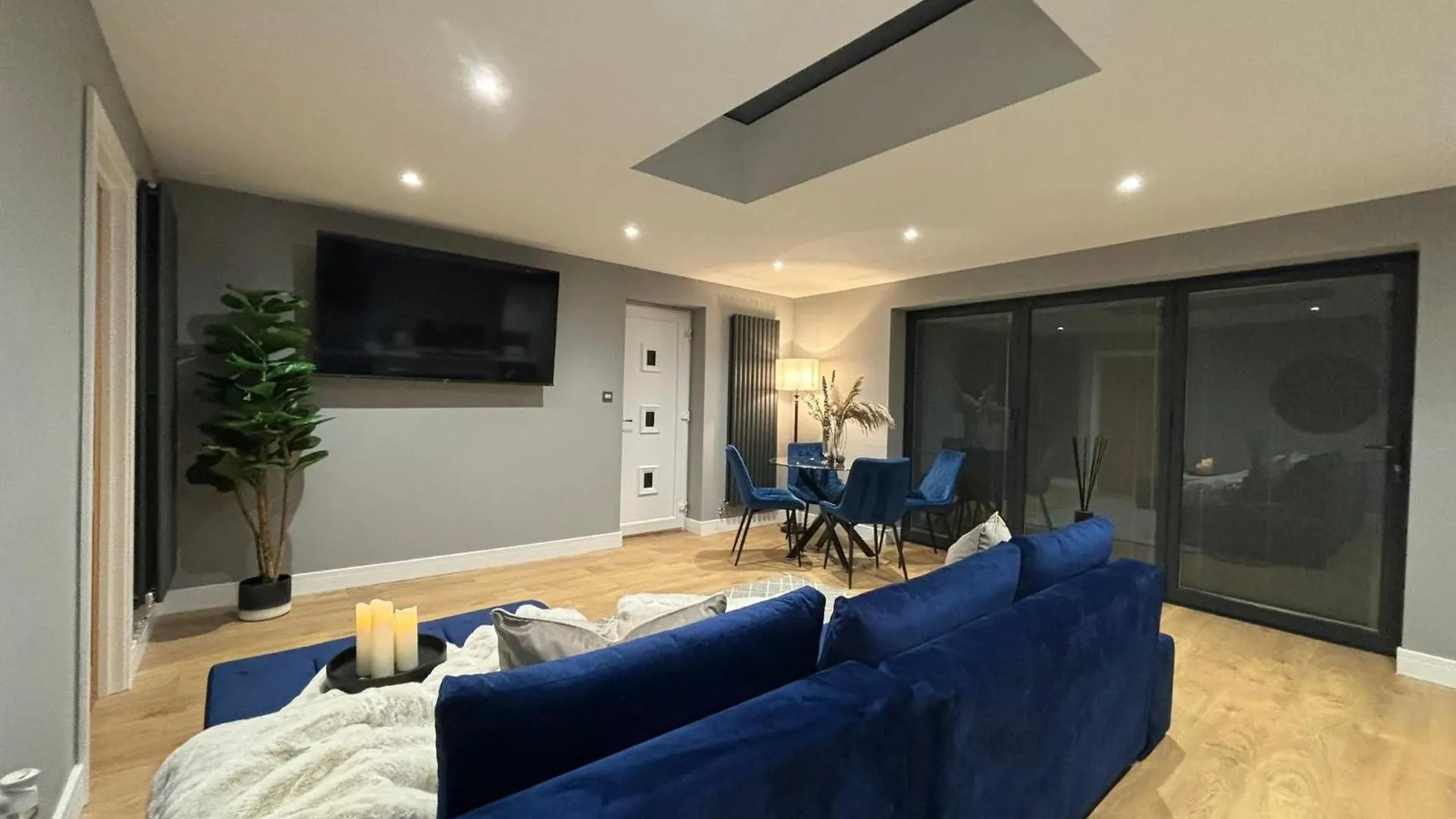 Sheffield-Apartment-Sleeps4-Parking-Hottub