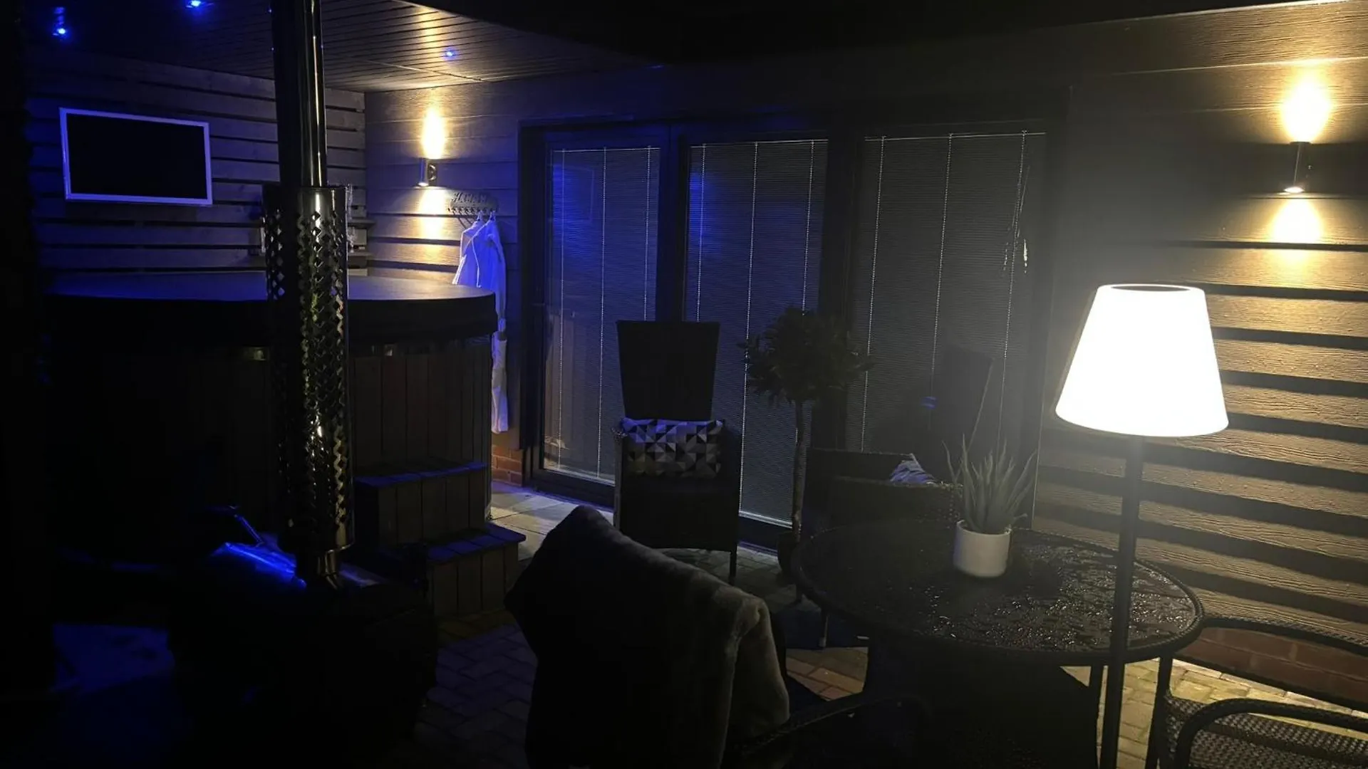 Sheffield-Apartment-Sleeps4-Parking-Hottub 英国