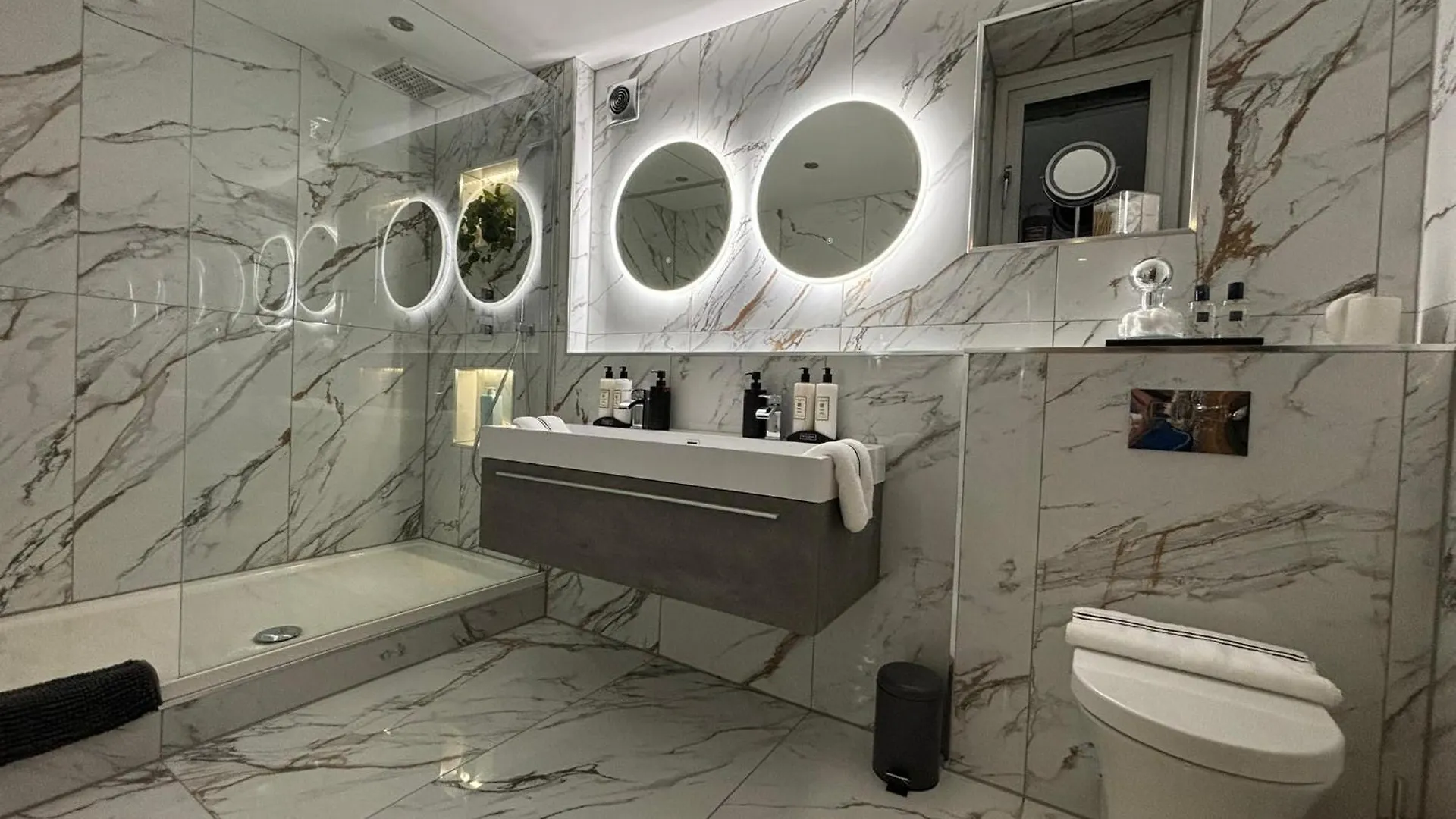 Sheffield-Apartment-Sleeps4-Parking-Hottub 谢菲尔德