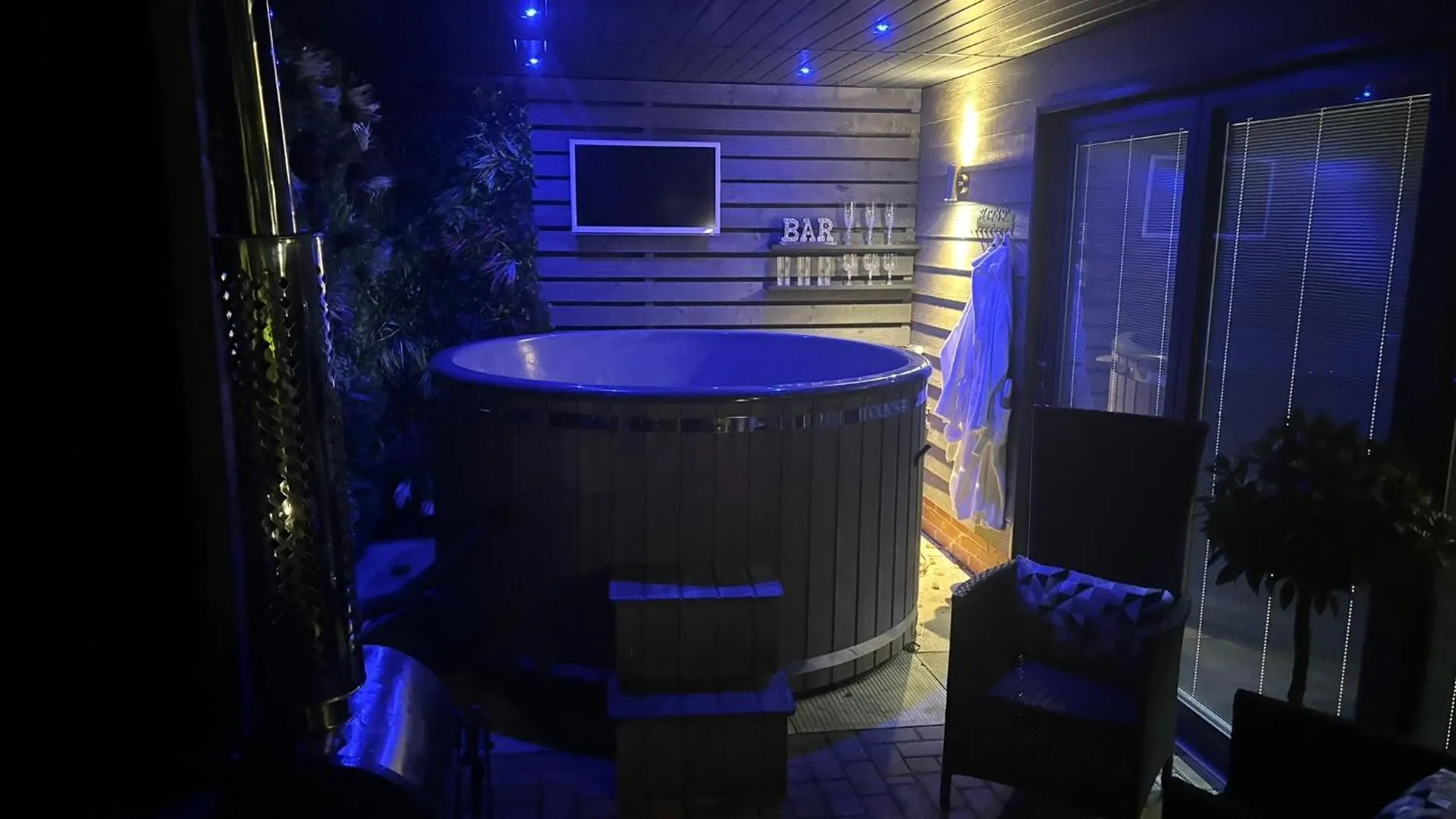 Sheffield-Apartment-Sleeps4-Parking-Hottub 셰필드